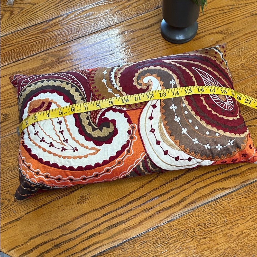 Pier 1 lumbar pillow and cover. ZIP opening on back. Polyfil pillow included. - Picture 4 of 8